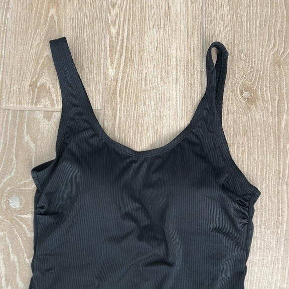Hurley 1 piece swimsuit NWOT - Picture 4 of 8